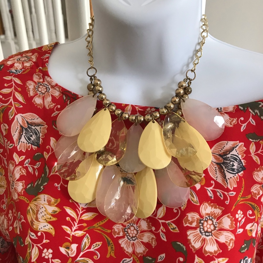 Teardrop gold necklace.